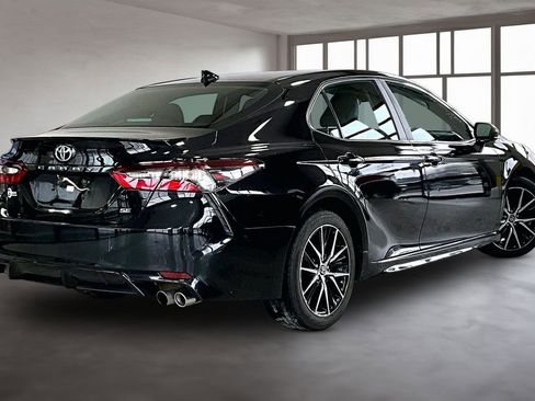 Used 2021 Toyota Camry SE image 3