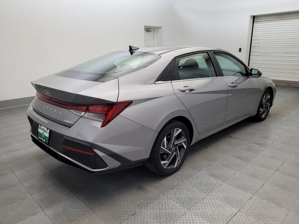 Used 2025 Hyundai Elantra Limited FWD image 9