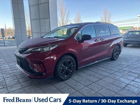 Used 2024 Toyota Sienna XSE w/ XSE Plus Package image 11