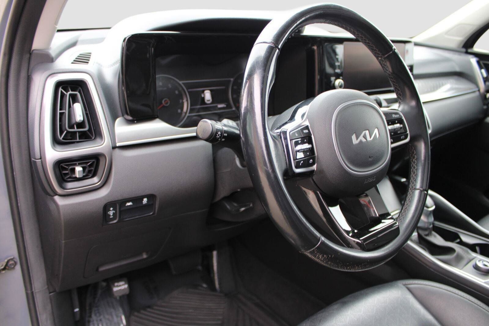 Used 2023 Kia Sorento S w/ Panoramic Sunroof Package FWD image 17