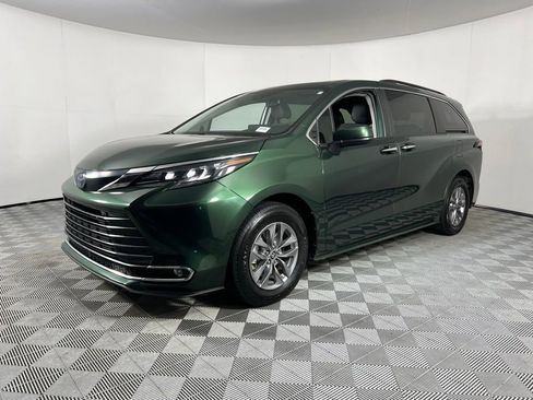 Used 2024 Toyota Sienna XLE image 10