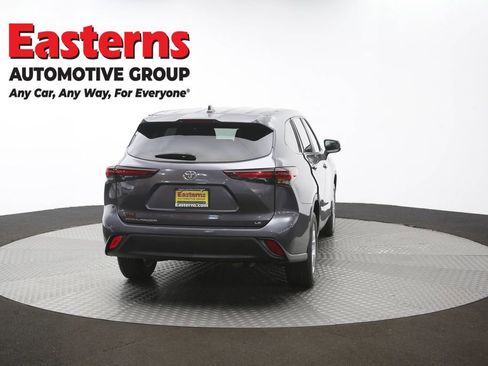 Used 2024 Toyota Highlander LE FWD image 39