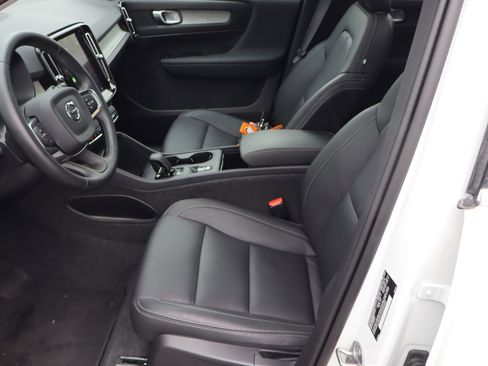 Certified 2025 Volvo XC40 B5 Core image 16