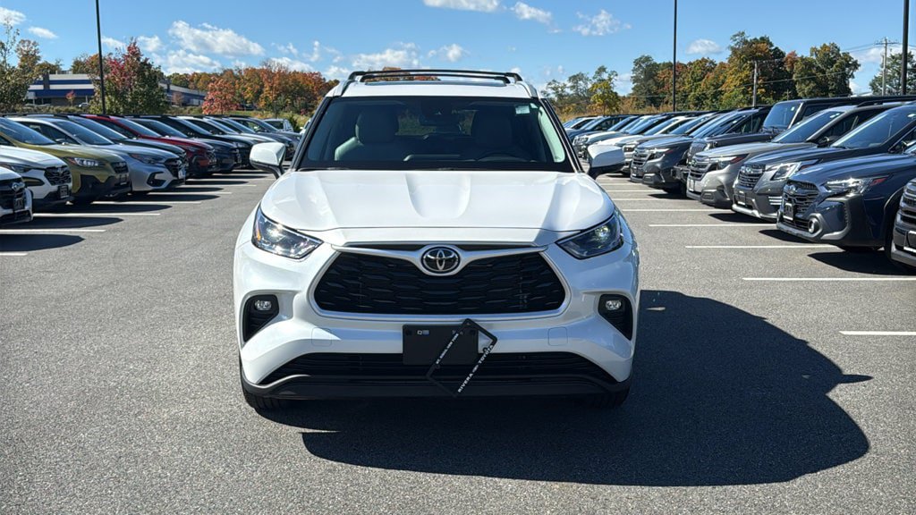 Used 2023 Toyota Highlander XLE AWD/4WD image 2