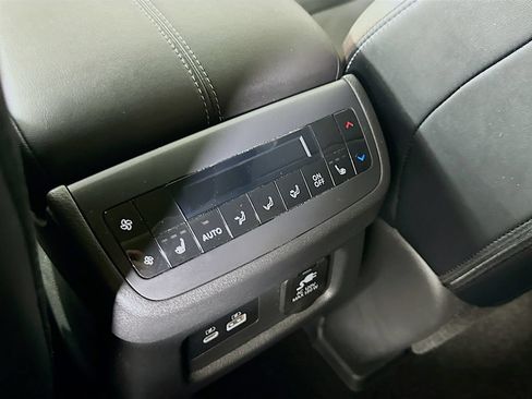 Used 2023 Nissan Pathfinder Platinum w/ Lighting Package (N93) FWD image 33