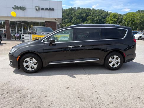 Used 2017 Chrysler Pacifica Touring-L Plus FWD image 5