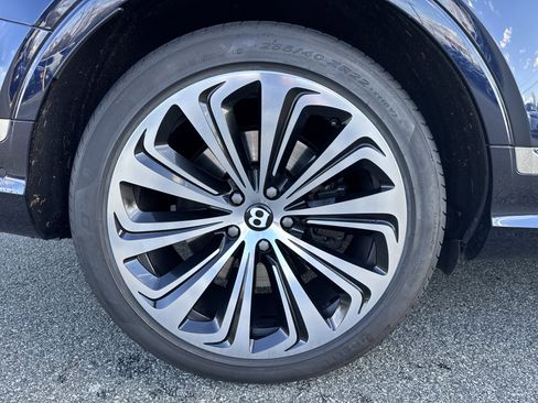 Used 2022 Bentley Bentayga image 31