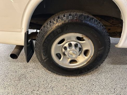 Used 2018 Chevrolet Express 2500 image 23