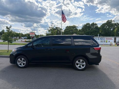 Used 2020 Toyota Sienna L FWD image 6