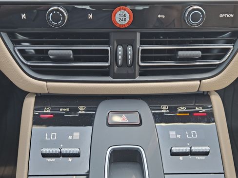 Certified 2026 Porsche Macan AWD/4WD image 19