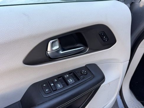 Used 2023 Chrysler Pacifica Touring-L image 11