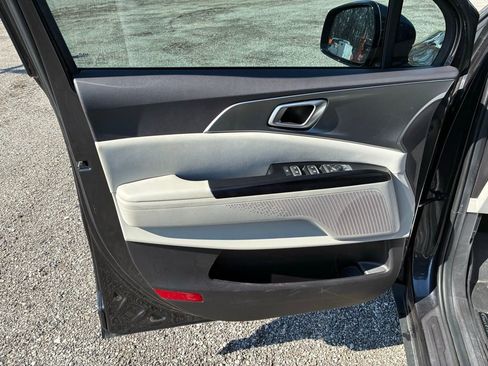 Used 2023 Kia Carnival LX FWD image 9