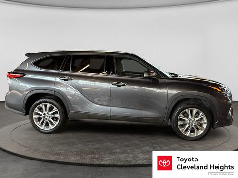 Used 2023 Toyota Highlander Limited FWD image 8