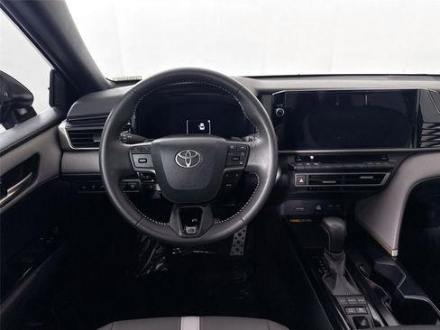 Used 2025 Toyota Camry SE image 34