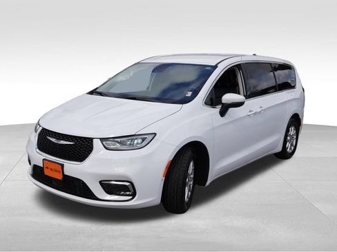Used 2023 Chrysler Pacifica Touring-L FWD image 11