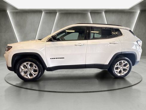Used 2024 Jeep Compass Latitude AWD/4WD image 4
