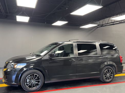 Used 2018 Dodge Grand Caravan GT image 2