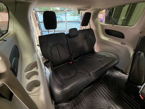 Used 2018 Chrysler Pacifica Touring-L Plus FWD image 6