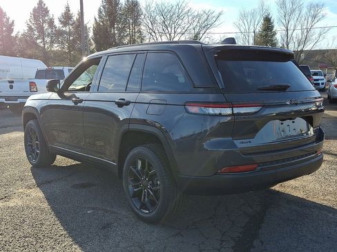 New 2025 Jeep Grand Cherokee Limited w/ Trailer Tow Package AWD/4WD image 6