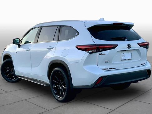Used 2026 Toyota Highlander XLE image 12