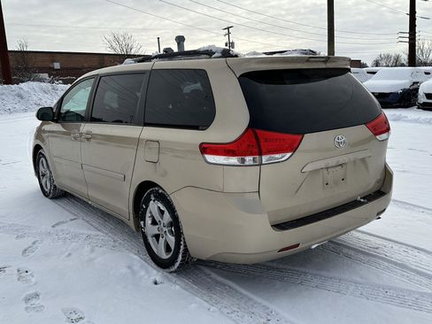 Used 2012 Toyota Sienna LE image 6
