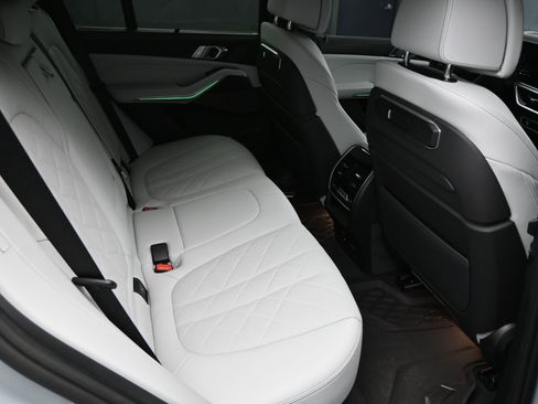 Used 2025 BMW X5 M60i image 10