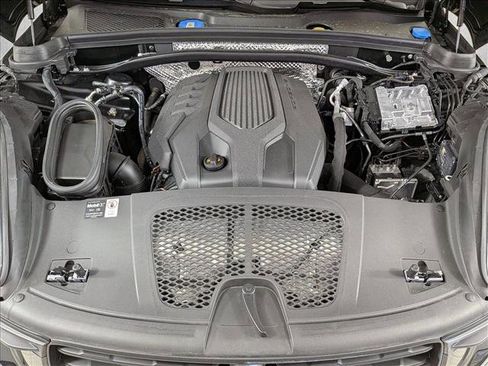 Certified 2025 Porsche Macan AWD/4WD image 25