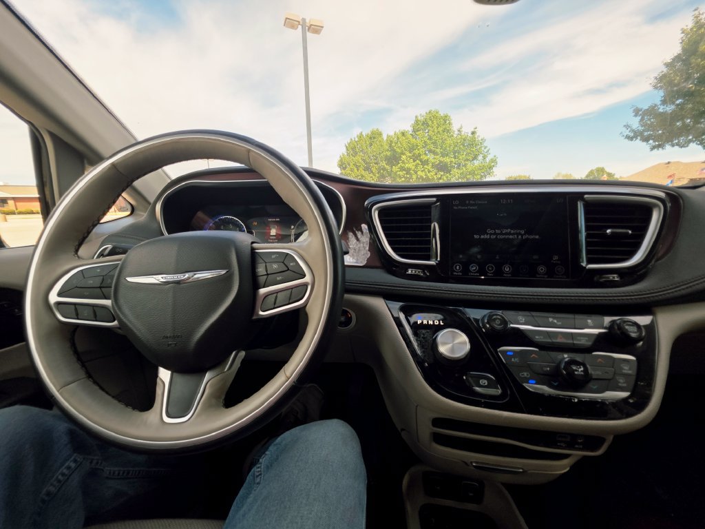 Used 2020 Chrysler Pacifica Limited FWD image 35