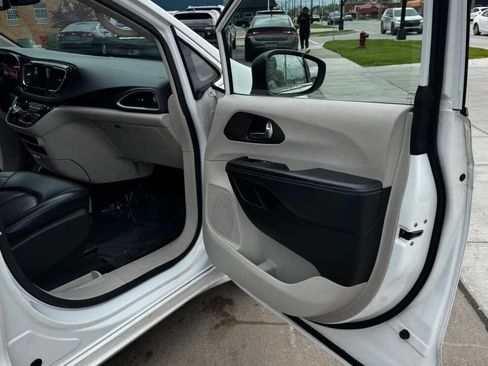 Used 2020 Chrysler Voyager Lxi FWD image 15