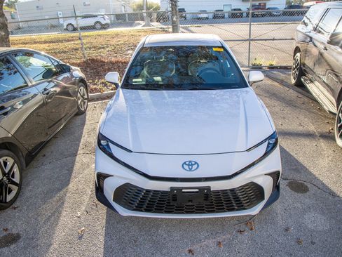 Used 2025 Toyota Camry SE image 5