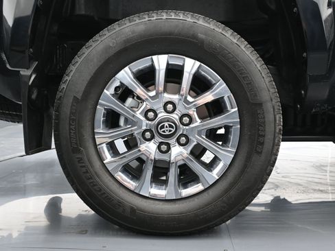 Used 2024 Toyota Tacoma Limited w/ Limited Package (LT) AWD/4WD image 18