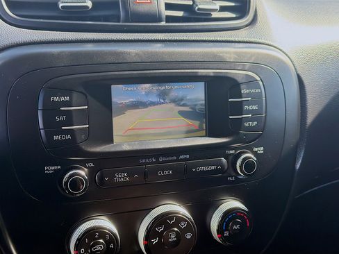 Used 2015 Kia Soul + image 13