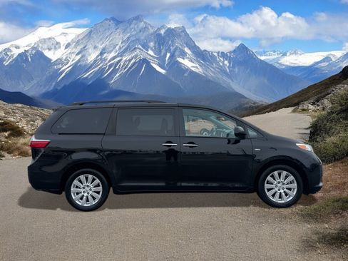 Used 2017 Toyota Sienna XLE Premium image 6