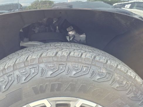 Used 2025 Chevrolet Suburban Z71 AWD/4WD image 30