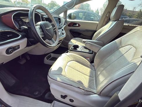 Used 2020 Chrysler Pacifica Limited image 11