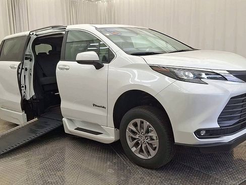 Used 2026 Toyota Sienna XLE FWD image 5