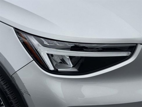 Certified 2023 Volvo XC40 B5 Plus w/ Protection Package Premier image 7