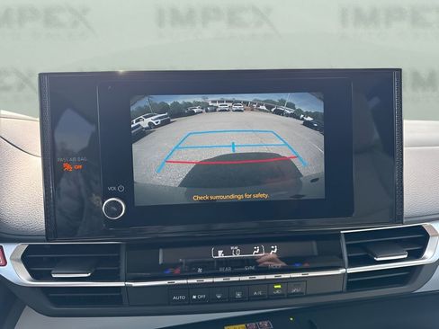 Used 2025 Toyota Sienna LE image 18