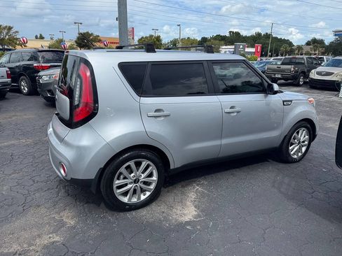 Used 2018 Kia Soul + FWD image 8
