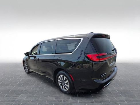Used 2023 Chrysler Pacifica Touring-L FWD image 5