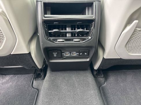 Used 2022 Jeep Grand Cherokee Overland AWD/4WD image 13