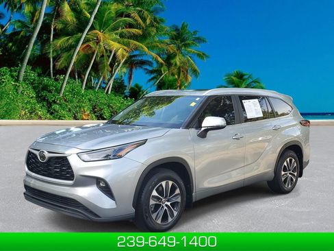 Used 2024 Toyota Highlander XLE FWD image 1