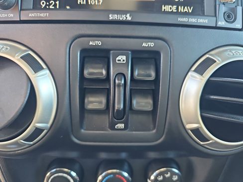 Used 2017 Jeep Wrangler Unlimited Sahara w/ Connectivity Group AWD/4WD image 29
