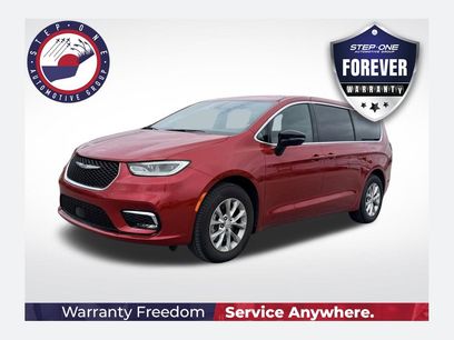 Used 2025 Chrysler Pacifica Select
