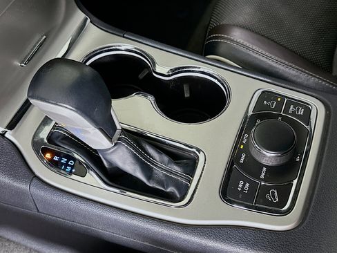 Used 2016 Jeep Grand Cherokee Overland image 25