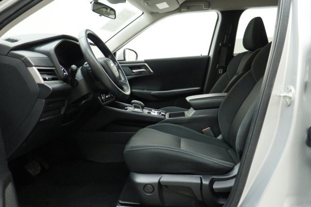 Used 2023 Mitsubishi Outlander ES FWD image 7