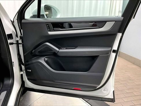 Used 2024 Porsche Cayenne image 29