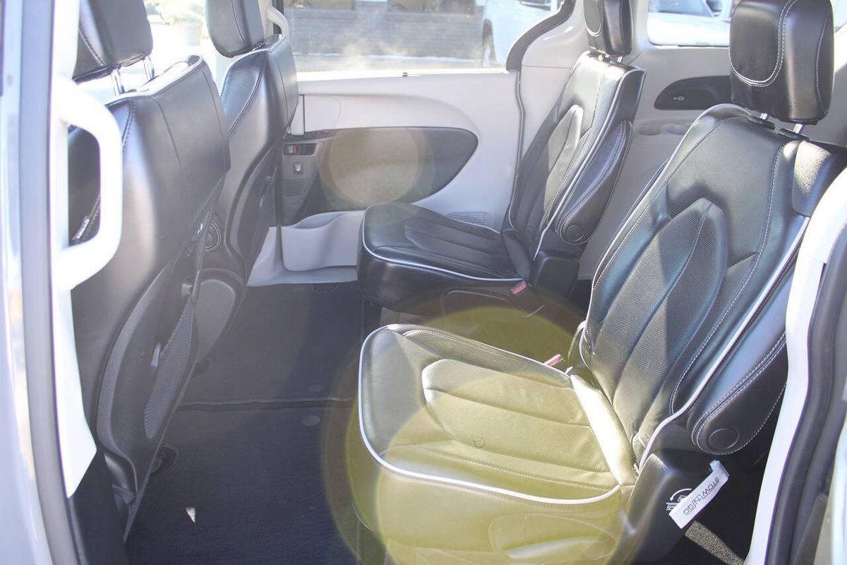 Used 2023 Chrysler Pacifica Limited FWD image 12