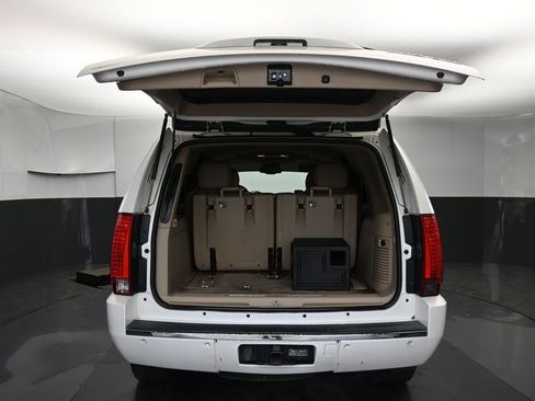 Used 2013 Cadillac Escalade Luxury image 11