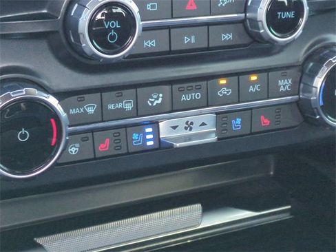 Used 2025 Ford F350 Platinum w/ FX4 Off-Road Package image 28